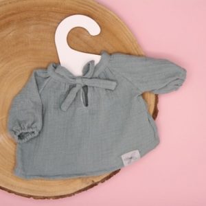 blouse mint op boomstam met roze achtergrond