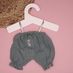 broek mint aan hanger op roze achtergrond