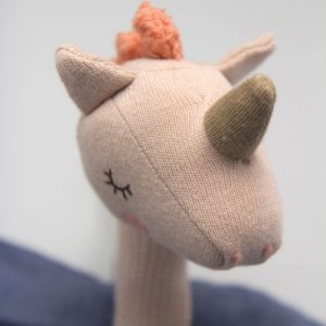 eenhoorn knuffeldier met blauwe achtergrond