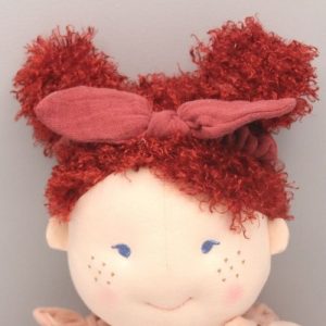 haarband rood in haar van pop sonja