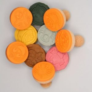 stempels bosdieren met klei close-up