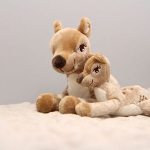 Grote en kleine Lela hertenknuffel op speelmat met grijze achtergrond