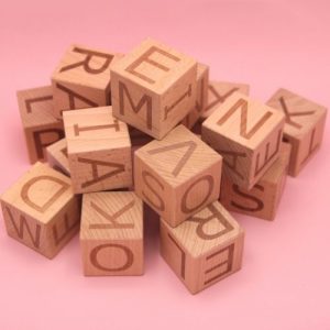 stapel letterblokken op roze achtergrond