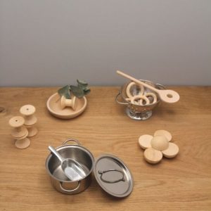 mix van materialen op houtenplank met grijze achtergrond