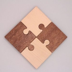 puzzelstukken 4 van hout op grijze achtergrond