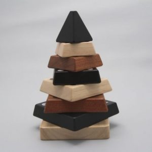 pyramide vierkant op grijze achtergrond houten speelgoed visionairspeelgoed