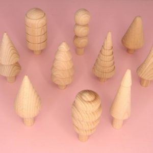 tien houten bomen op roze achtergrond