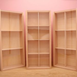 drie boxen rechtop op roze achtergrond